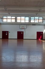 Nella spaziosa palestra dal pavimento in linoleum, sulle pareti sono appese diverse spalliere e scalette.